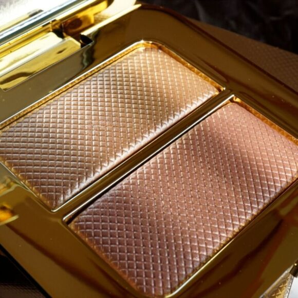 Tom Ford Gilt Blush Highlighter, Soleil Blanc Body Oil & Paradiso Lipstick - Picture 7 of 16